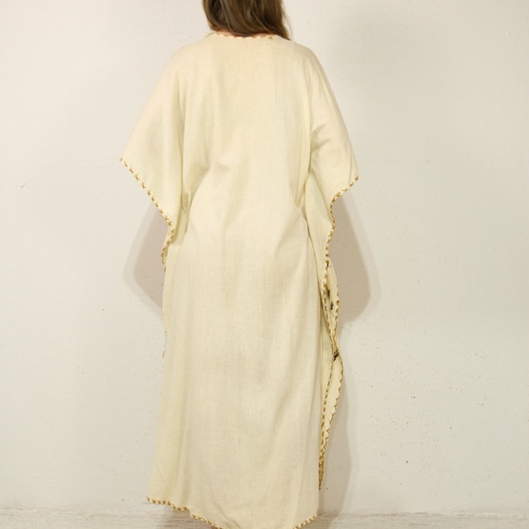1970s Mexican Kaftan with Gorgeous Floral Embroidery - Picture 5 of 8